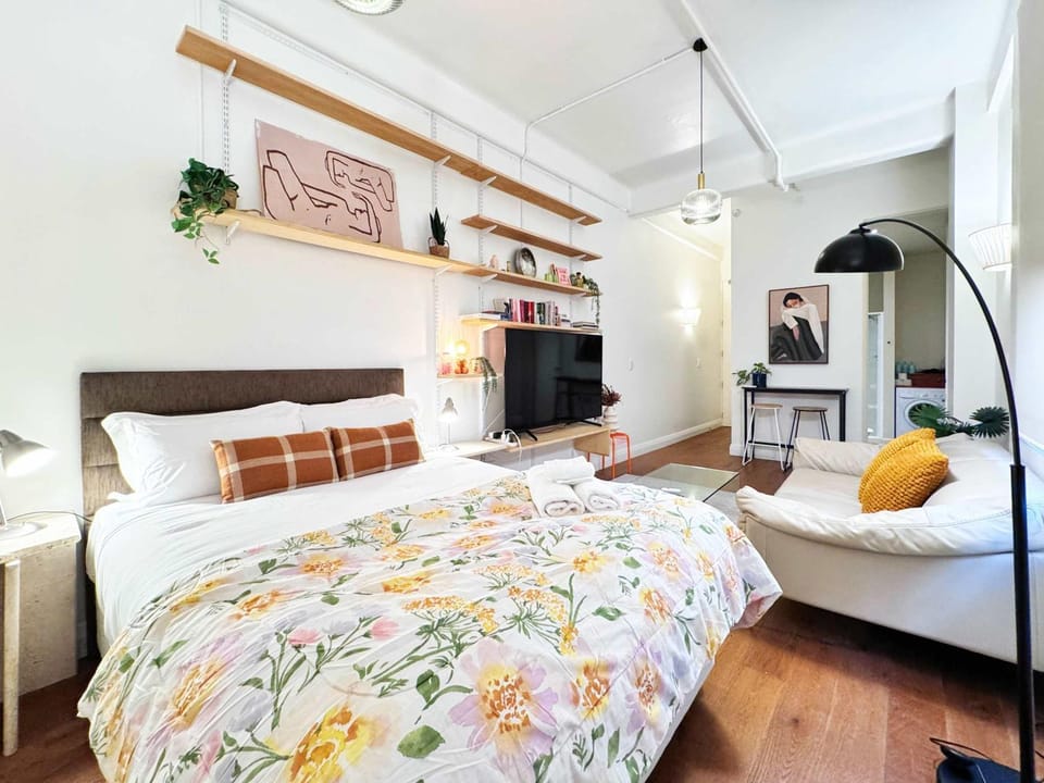 Charming City Nook Steps From Everything Queen St Apartment in Auckland