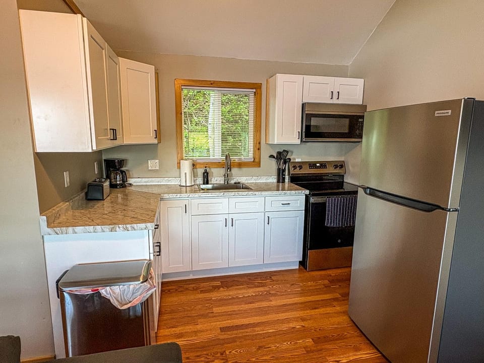 View (from property/room), Kitchen or kitchenette, microwave, stove