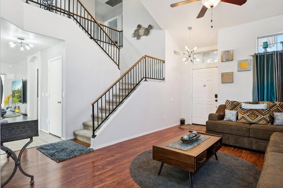 Charming 3 Bedroom Retreat with Patio Near Shopping & Dining House in Chandler