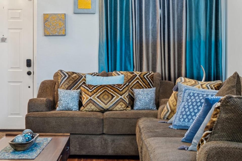 Charming 3 Bedroom Retreat with Patio Near Shopping & Dining House in Chandler