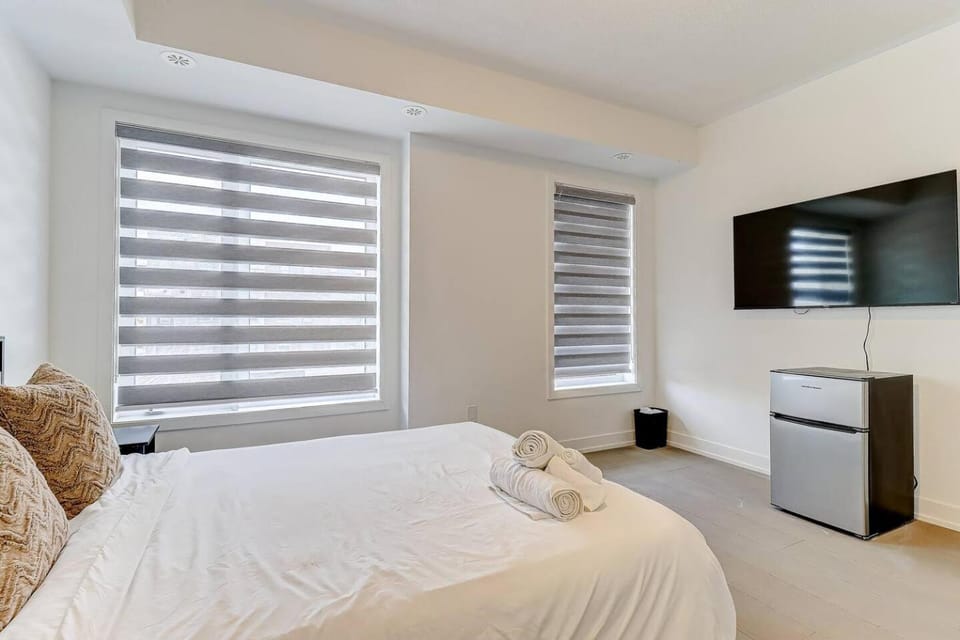 Downsview Park Luxury Townhome near Yorkdale Transit Bed and Breakfast in Toronto