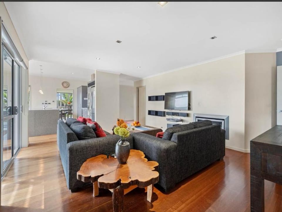 Communal lounge/ TV room, TV and multimedia, Living room, Seating area, Evening entertainment