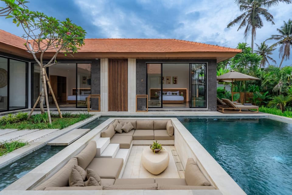 Property building, Garden, Pool view, Swimming pool, sunbed