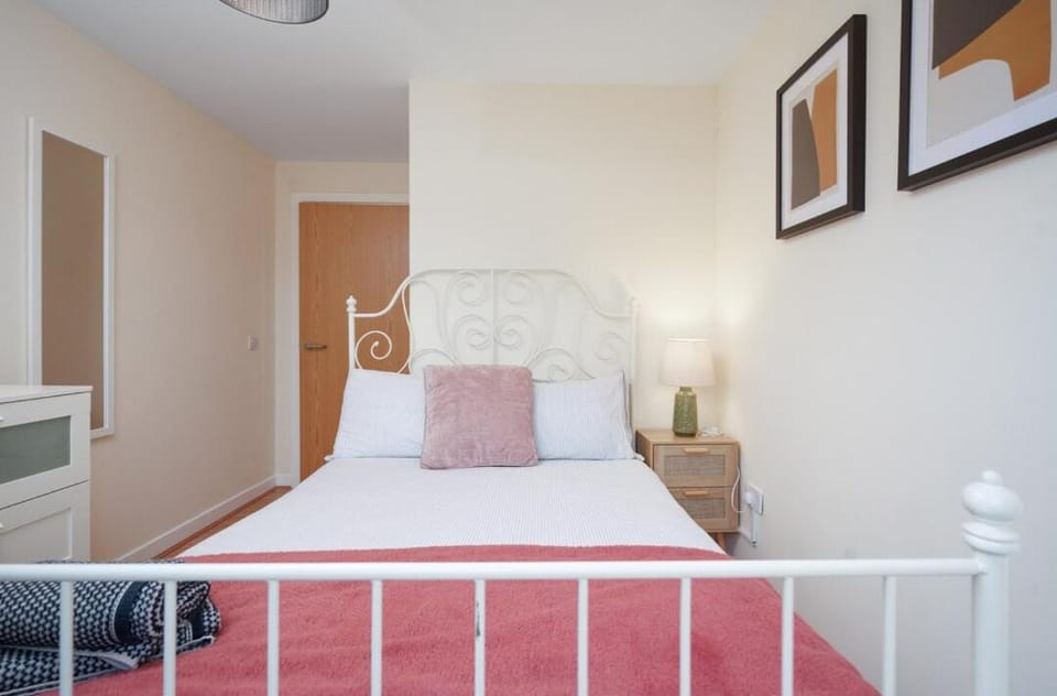 2BR Apartment with Parking Near Southside and Queens Park Apartment in Glasgow