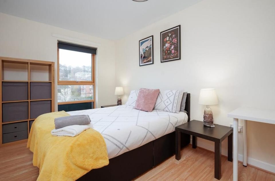 2BR Apartment with Parking Near Southside and Queens Park Apartment in Glasgow