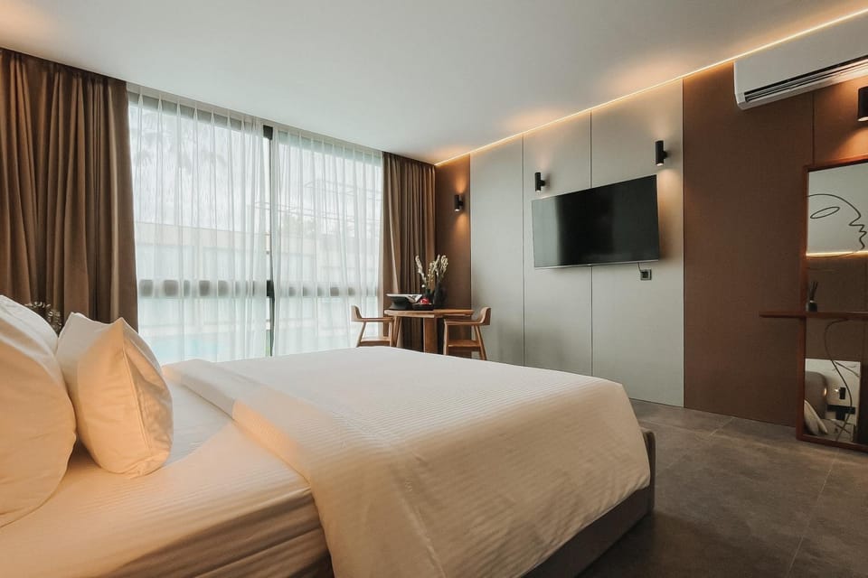 Bed, TV and multimedia, Dining area, Bedroom