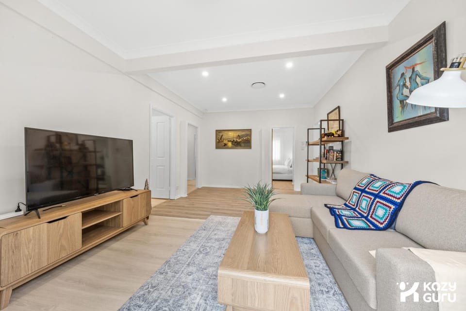 KozyGuru | Erina | Sunny Coastal Escape + Parking House in Central Coast