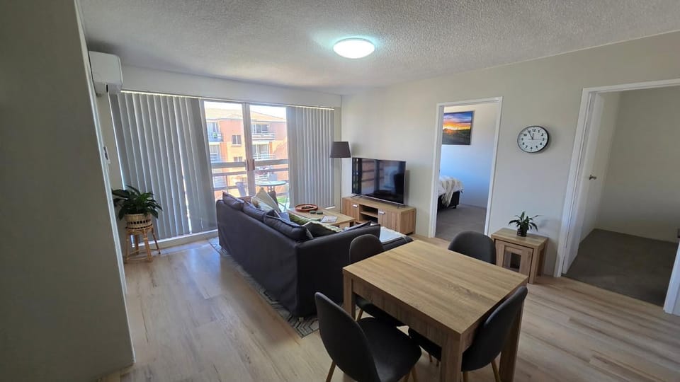 Modern Crestwood Retreat - 2BR Near Canberra City Apartment in Queanbeyan