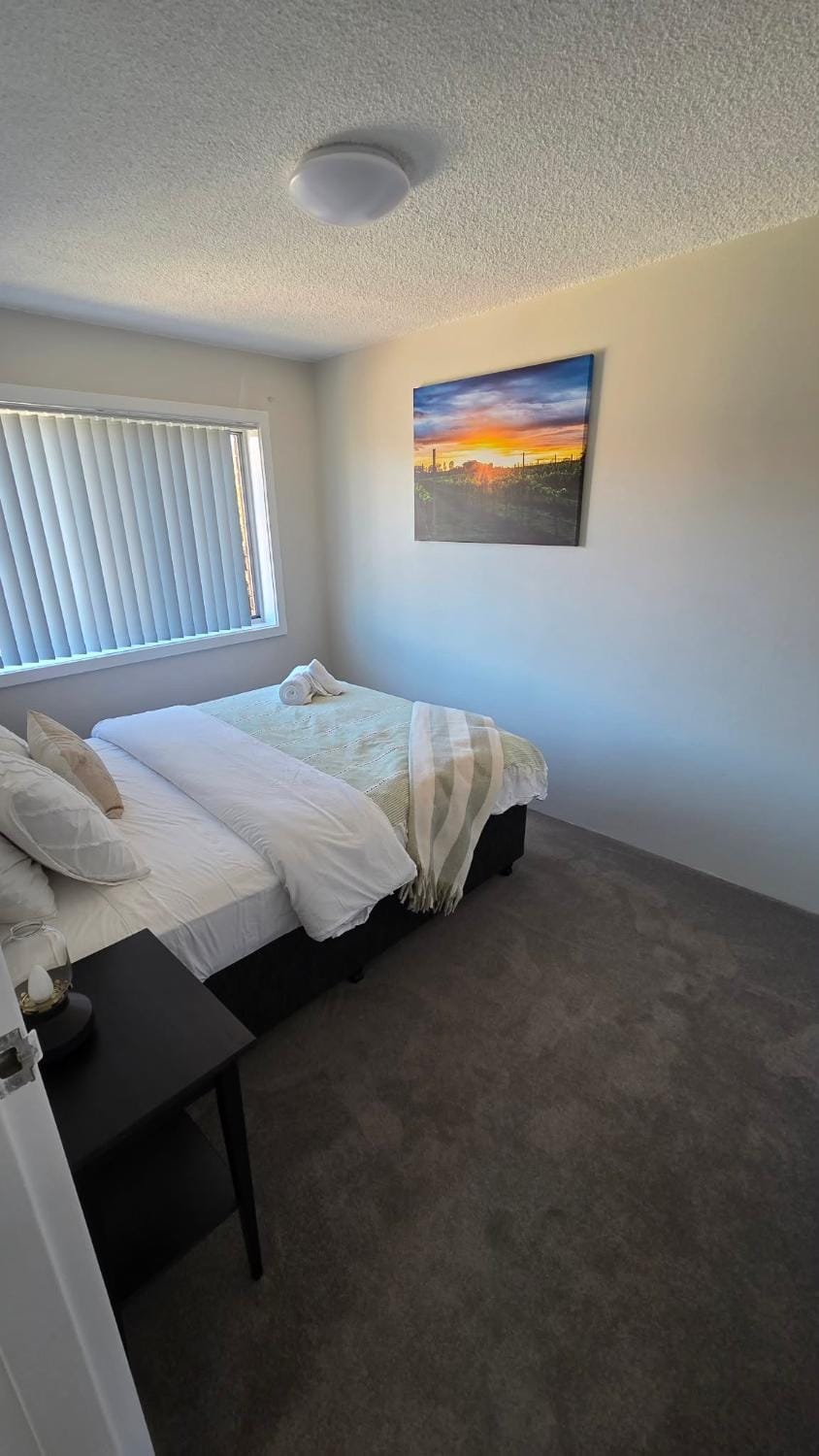 Modern Crestwood Retreat - 2BR Near Canberra City Apartment in Queanbeyan