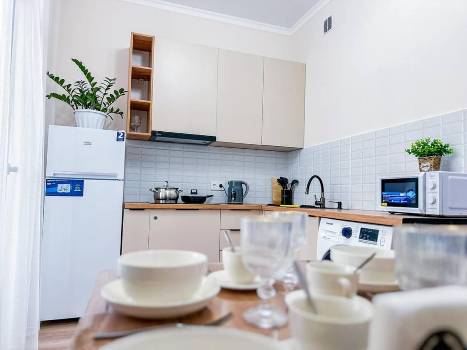 Coffee/tea facilities, Kitchen or kitchenette, Dining area, stove