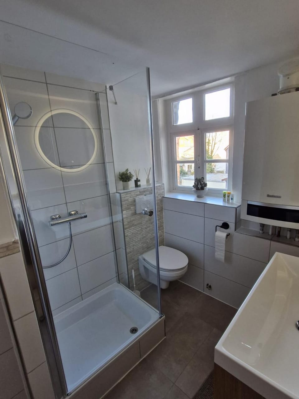 Shower, Toilet
