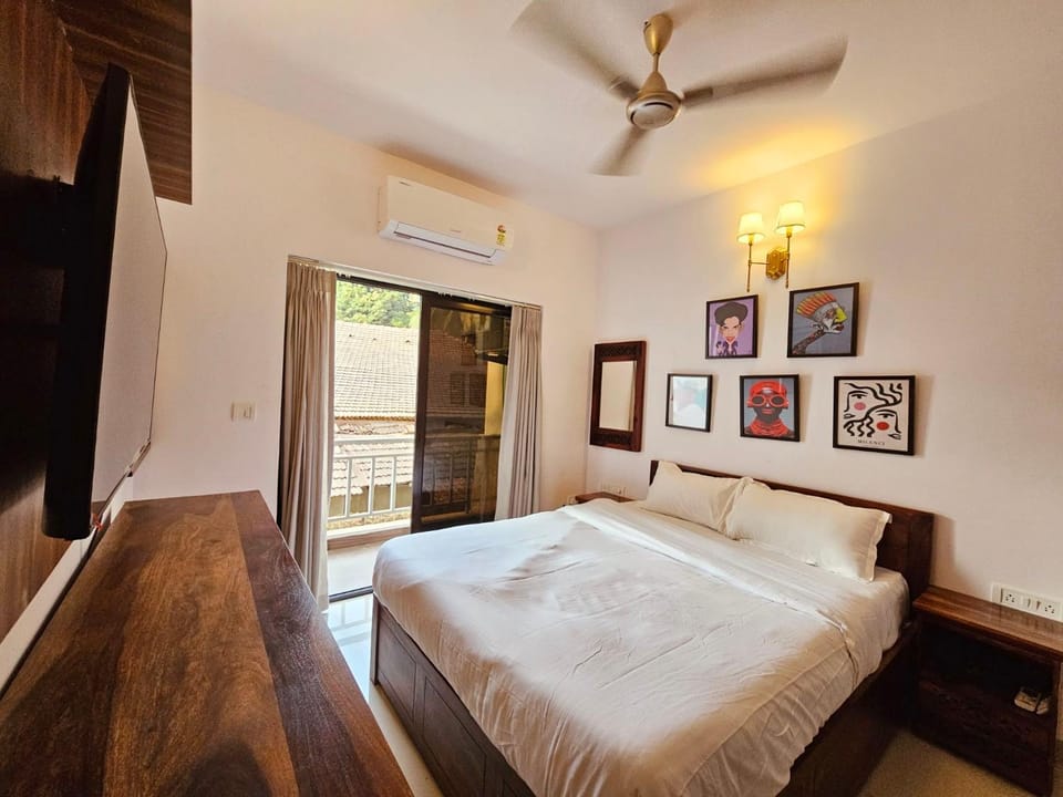 Bed, TV and multimedia, Photo of the whole room, Bedroom