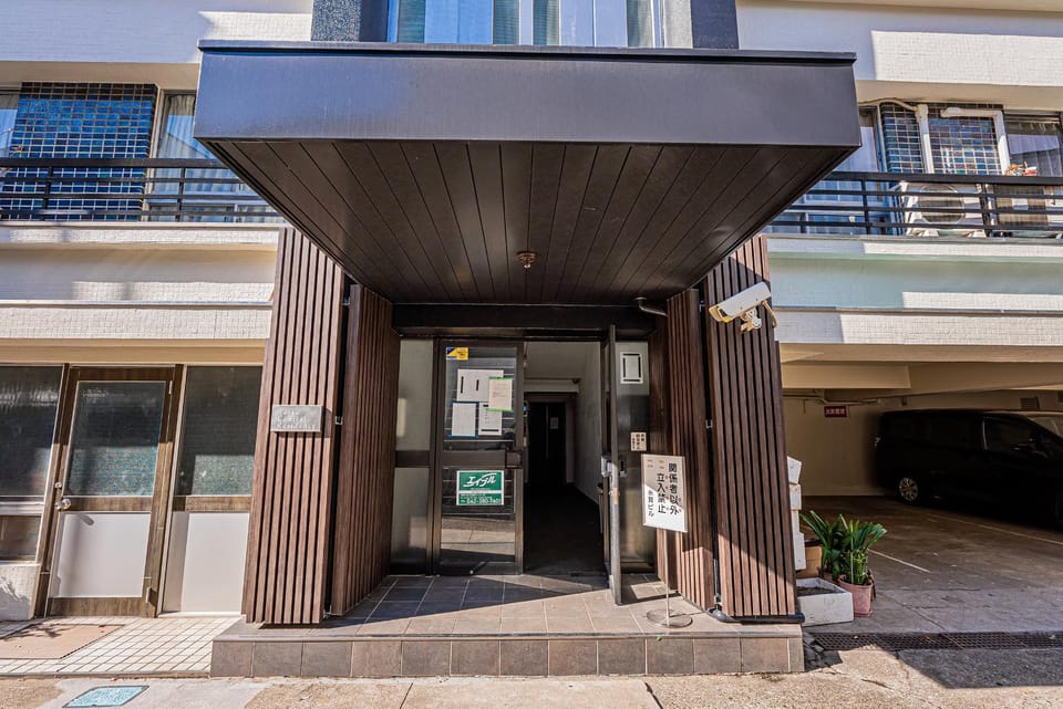 Facade/entrance