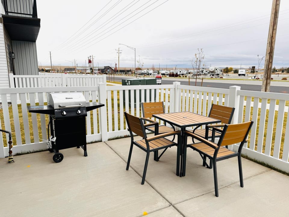 Patio, Day, Balcony/Terrace, Dining area