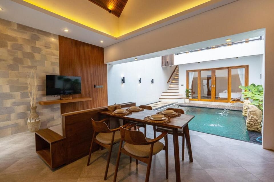 TV and multimedia, Living room, Dining area, Pool view