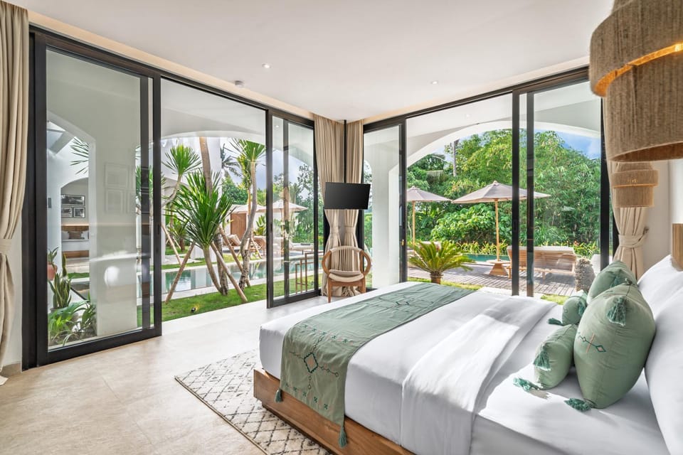Bed, View (from property/room), Bedroom, Garden view