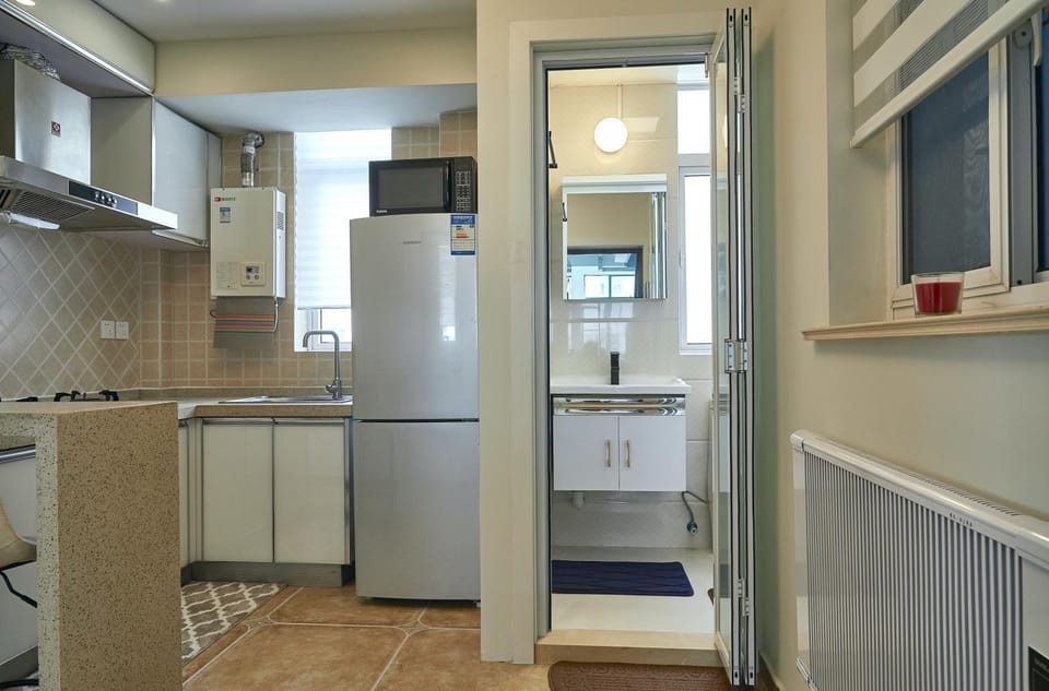 Kitchen or kitchenette, microwave, minibar, stove