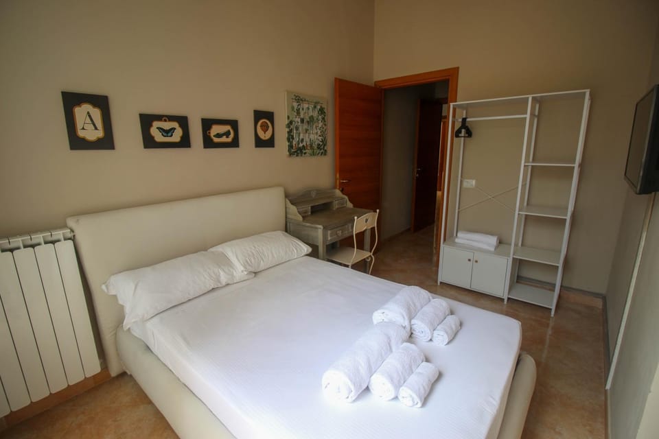 Bed, Photo of the whole room, Bedroom, heating, towels, wardrobe
