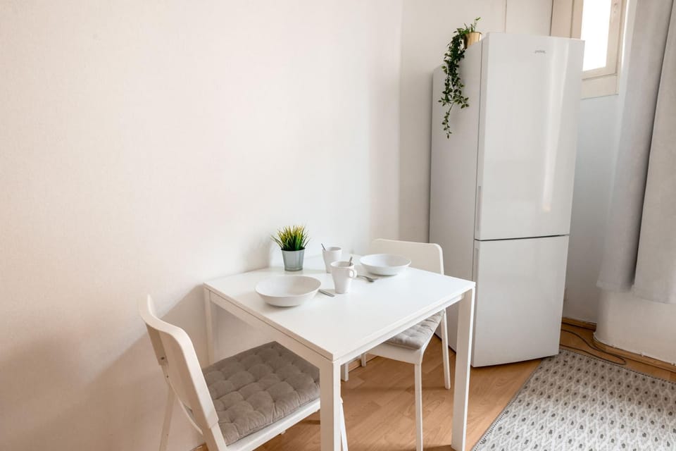 Kitchen or kitchenette, Dining area, oven