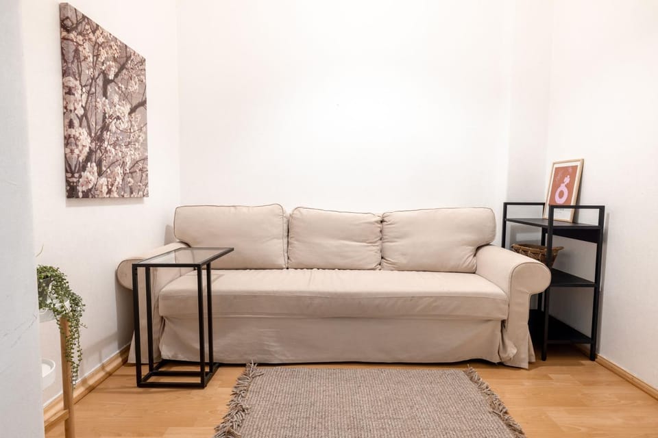 Bed, Seating area