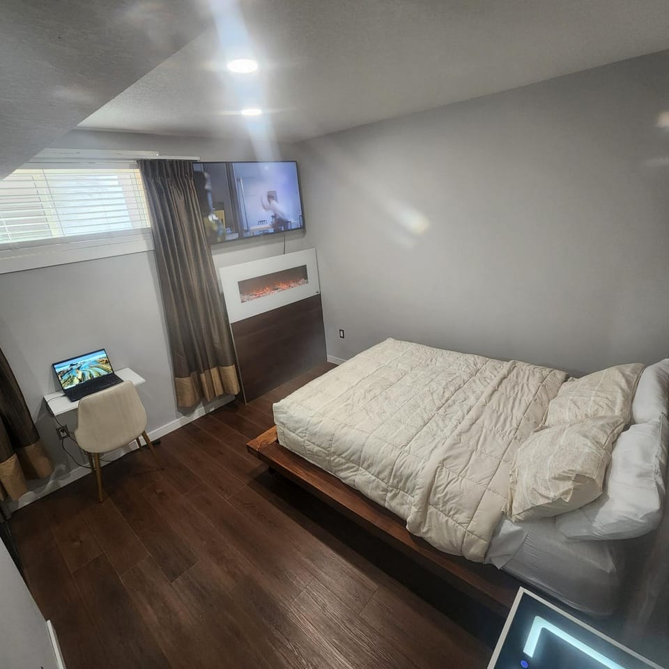 Bed, TV and multimedia, Bedroom
