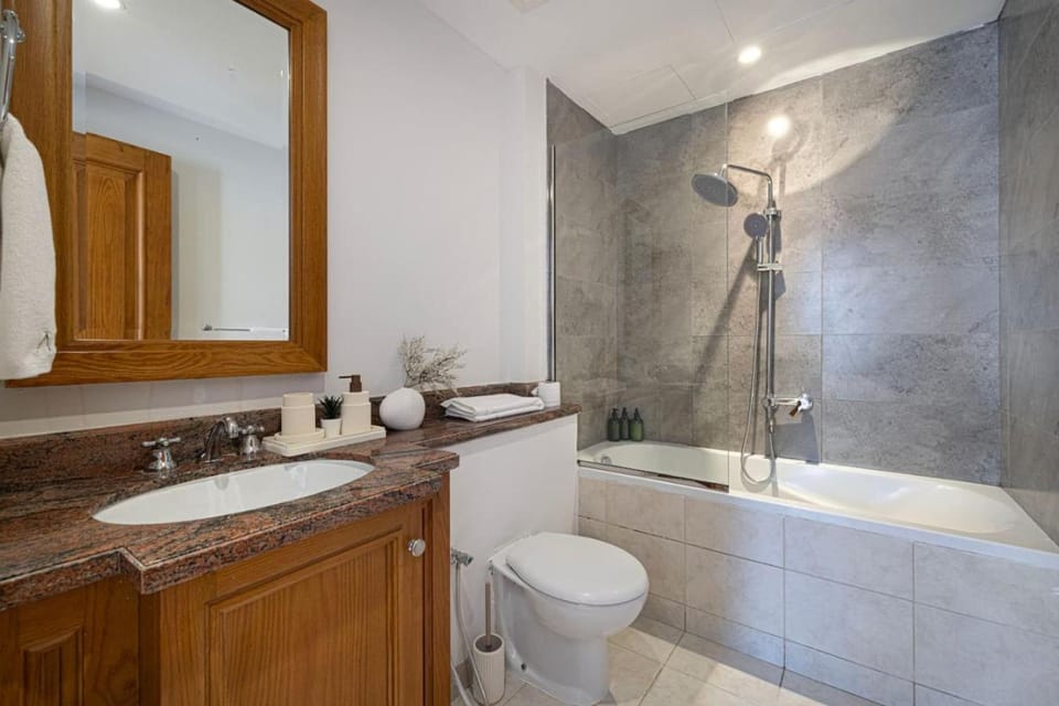 Luxury 2BR in Dubai Downtown Steps to Burj Khalifa and Dubai Mall with Burj Khalifa View by La Brisa Apartment in Dubai