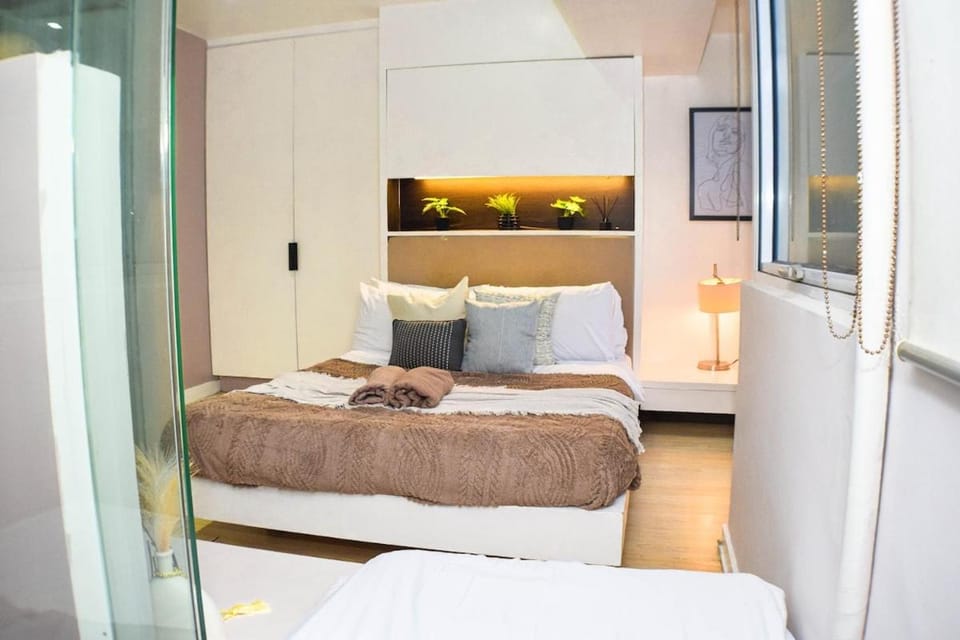 Photo of the whole room, Bedroom