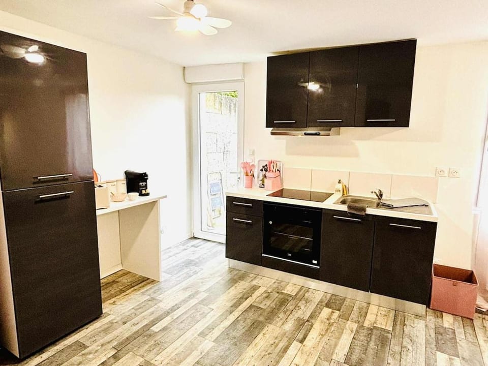 TV and multimedia, Kitchen or kitchenette, oven, stove