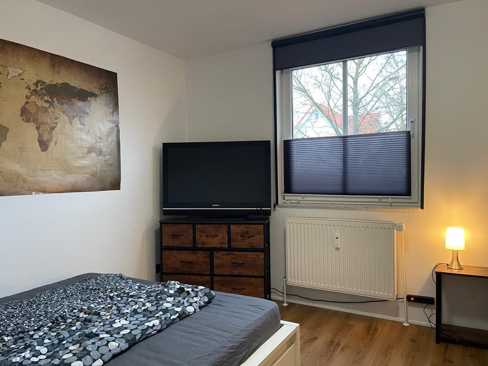 Bed, TV and multimedia, Photo of the whole room, Bedroom