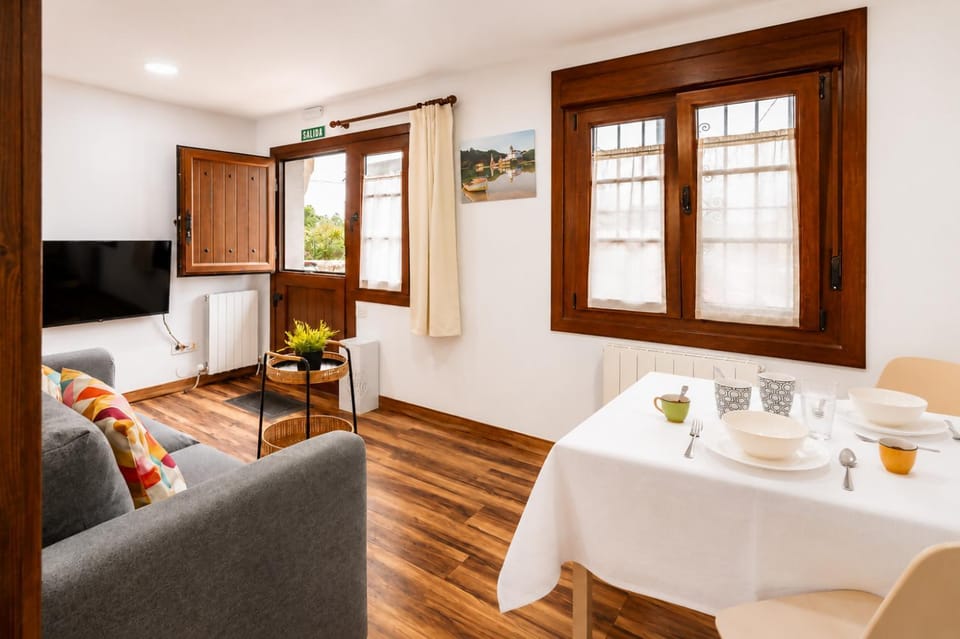 Communal lounge/ TV room, Living room, Dining area