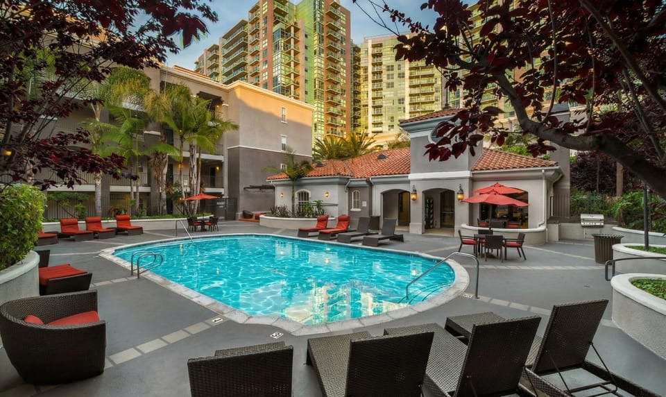 Property building, Patio, Day, Pool view, Swimming pool, sunbed