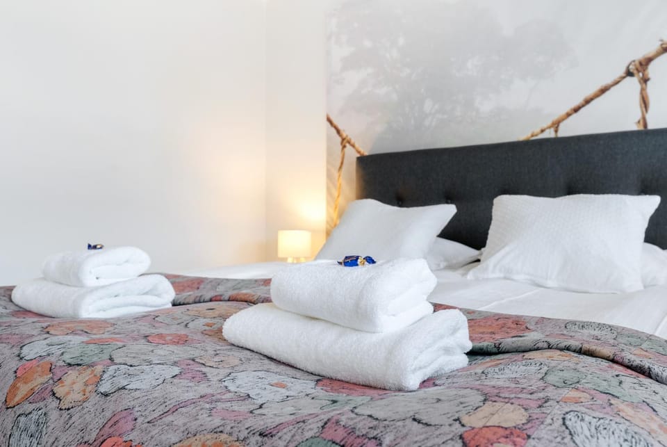 Bed, Bedroom, towels