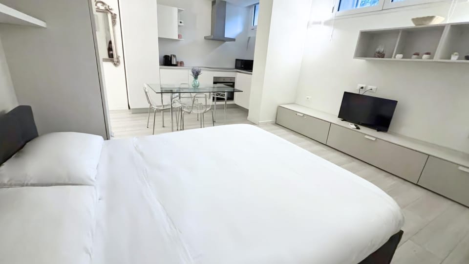Bed, TV and multimedia, Kitchen or kitchenette, Photo of the whole room