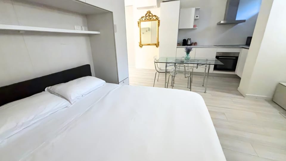 Bed, Kitchen or kitchenette, Dining area