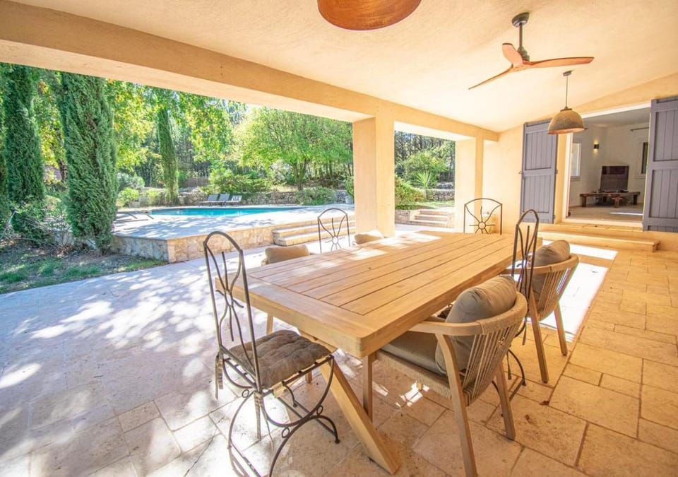 Patio, Day, Living room, Dining area