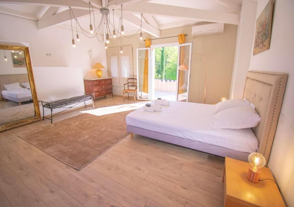 Bed, Photo of the whole room, Bedroom, towels
