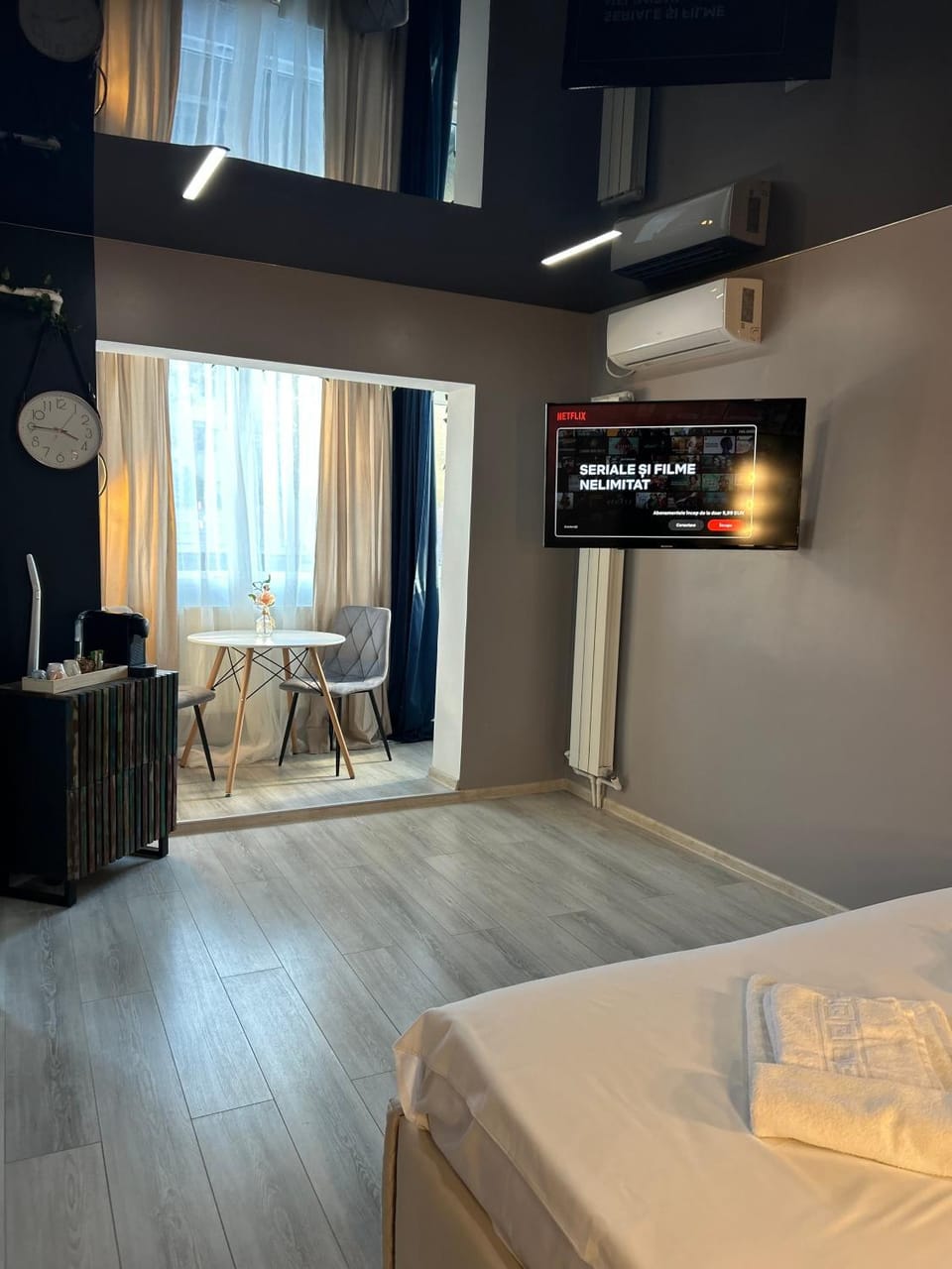 TV and multimedia, Photo of the whole room, Seating area