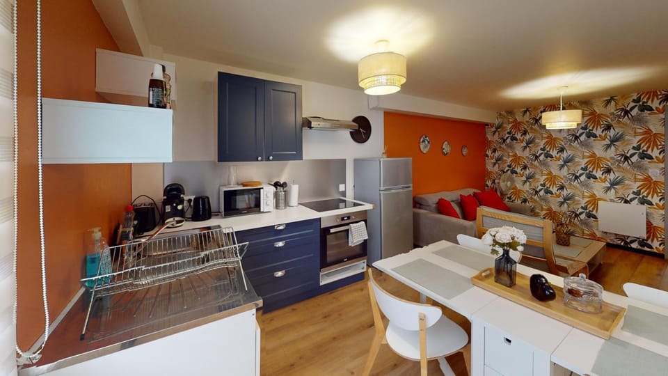 Coffee/tea facilities, Kitchen or kitchenette, Dining area, oven, toaster