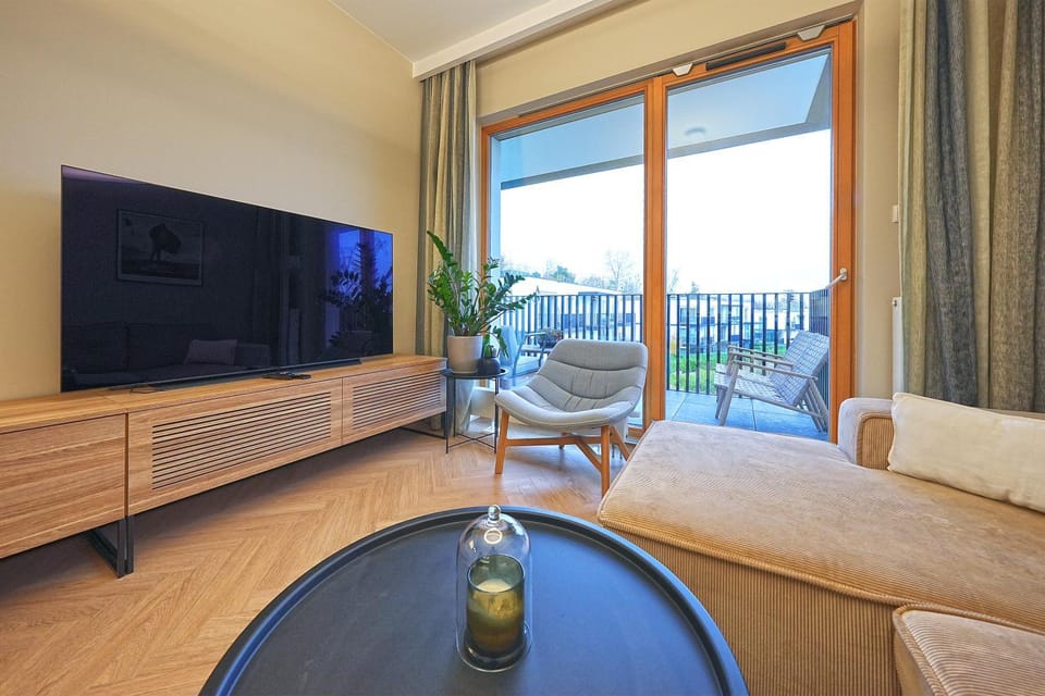 TV and multimedia, Living room, Photo of the whole room, Seating area, Evening entertainment