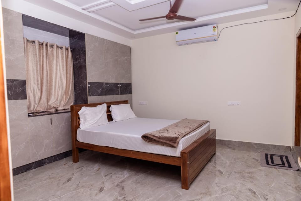 Bed, Photo of the whole room, Bedroom, towels, air conditioner
