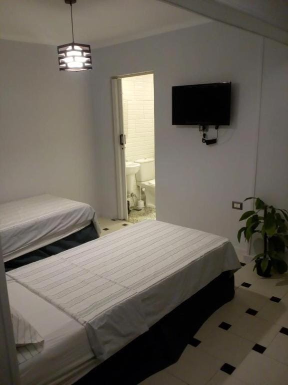 Bed, TV and multimedia, Photo of the whole room, Bedroom