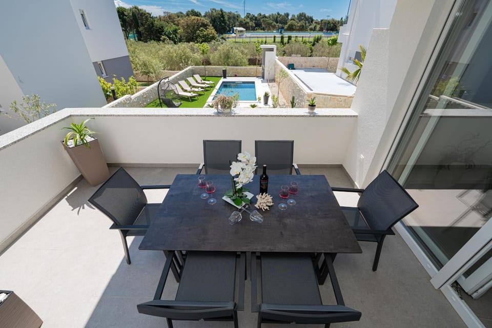 View (from property/room), Balcony/Terrace, Dining area