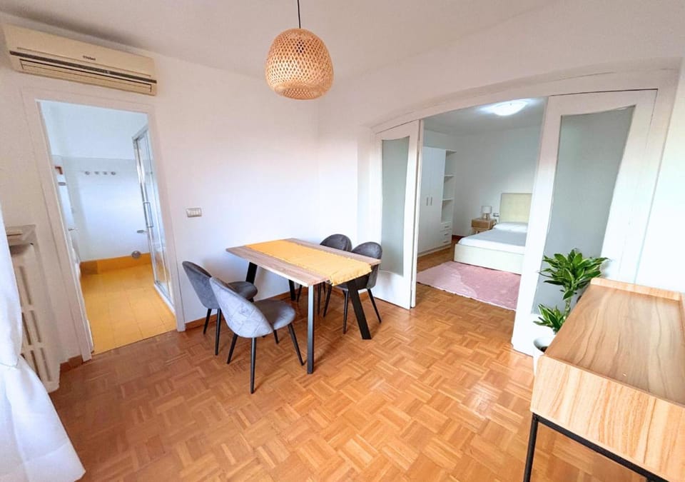 Photo of the whole room, Dining area