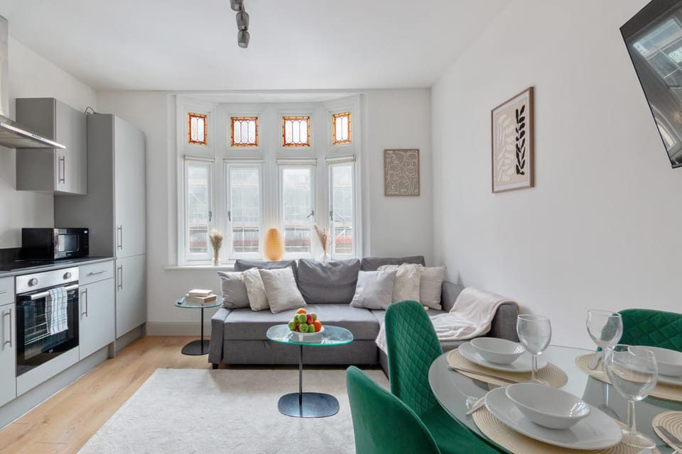 Kitchen or kitchenette, Living room, Dining area, microwave