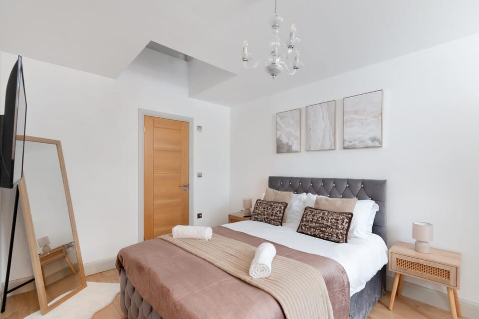 Bed, TV and multimedia, Bedroom, hair dryier, towels, wardrobe