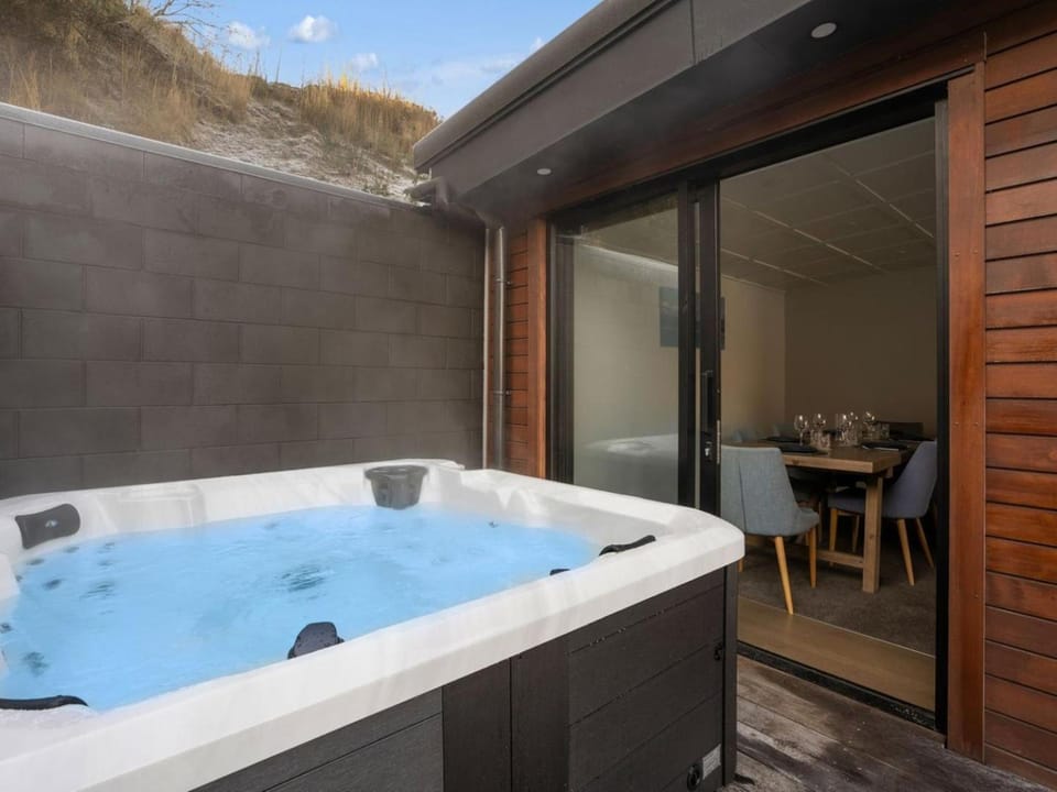 Refined Luxury – Modern 3-Bedroom House by Marina House in Queenstown