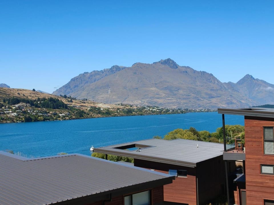 Refined Luxury – Modern 3-Bedroom House by Marina House in Queenstown