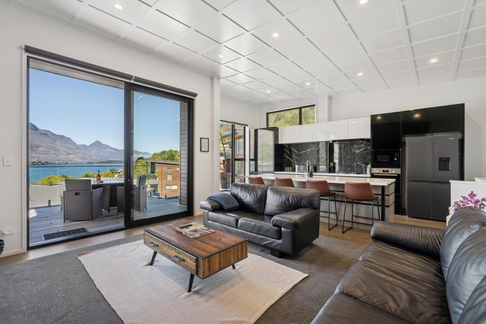 Refined Luxury – Modern 3-Bedroom House by Marina House in Queenstown
