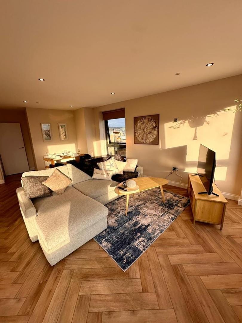 Brighton City View 3-Bed Retreat Apartment in Brighton