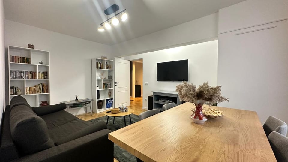 Communal lounge/ TV room, Library, TV and multimedia, Living room, Seating area, Evening entertainment